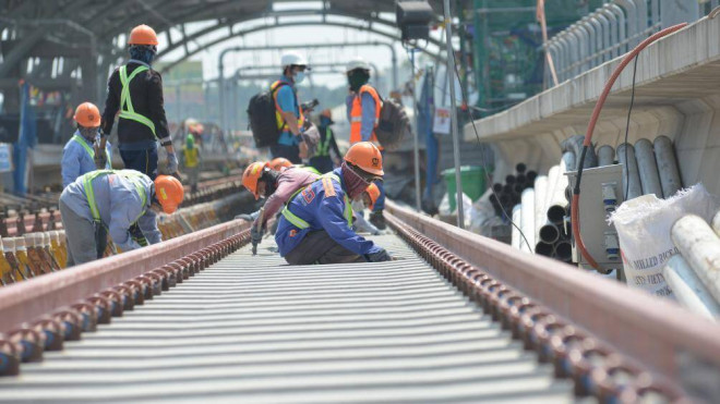 Cận cảnh công nhân tuyến metro số 1 TPHCM "đua tốc độ" dưới nắng bỏng rát - 8