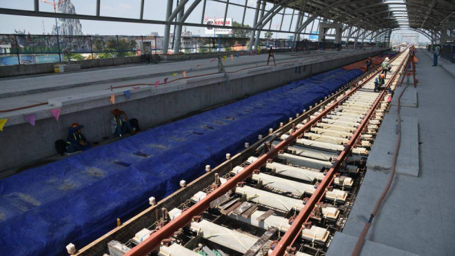 Cận cảnh công nhân tuyến metro số 1 TPHCM "đua tốc độ" dưới nắng bỏng rát - 10