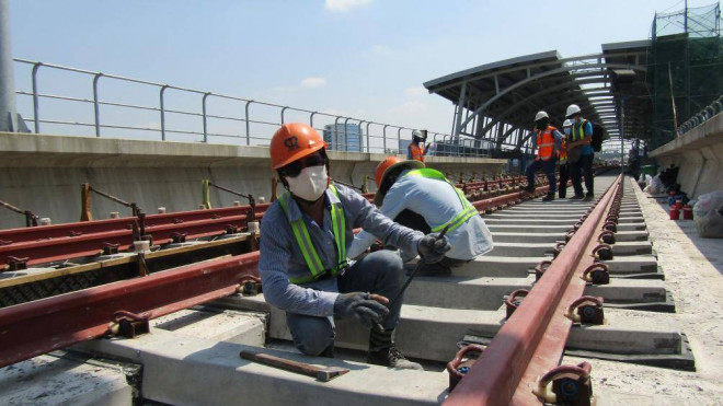 Cận cảnh công nhân tuyến metro số 1 TPHCM "đua tốc độ" dưới nắng bỏng rát - 12