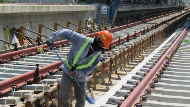 Cận cảnh công nhân tuyến metro số 1 TPHCM "đua tốc độ" dưới nắng bỏng rát - 11
