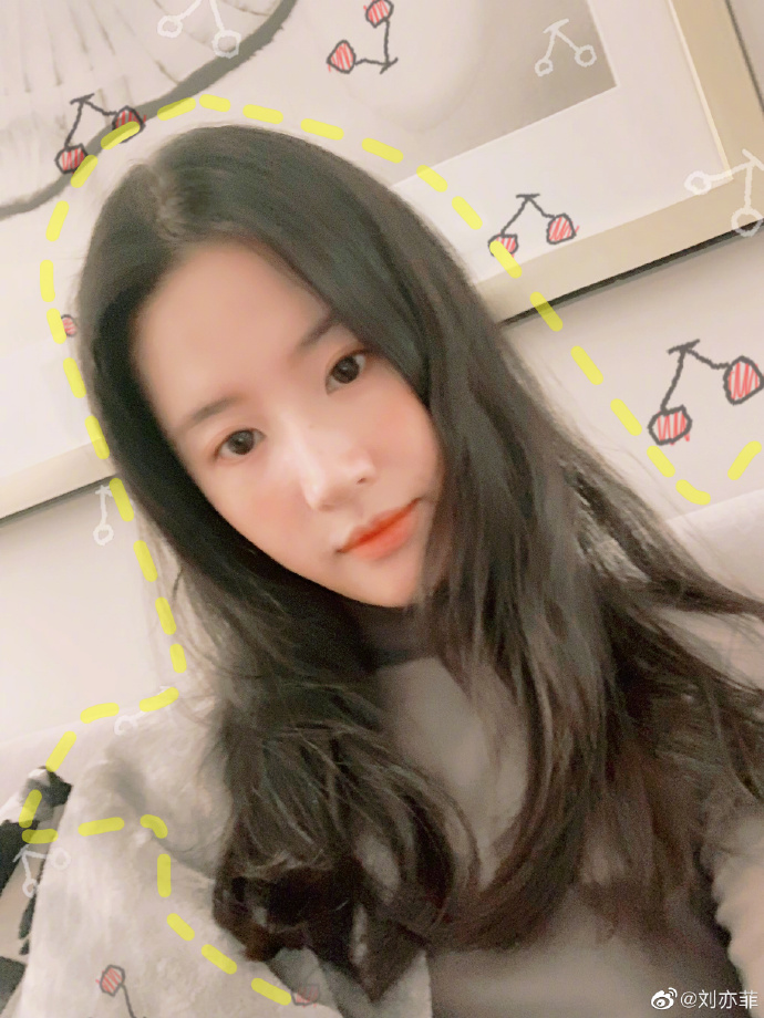 1 tấm ảnh không son phấn khi cách ly của Lưu Diệc Phi đạt 90 vạn like - 2