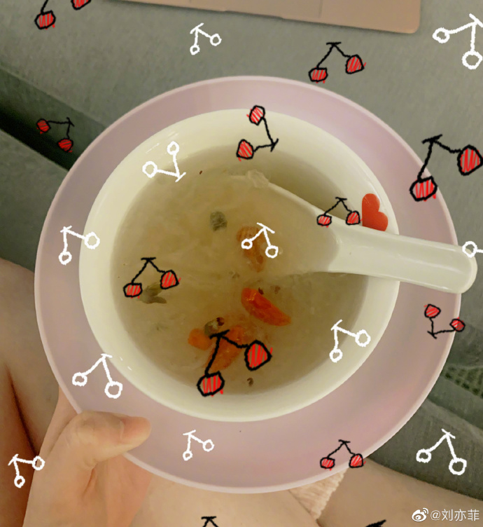 1 tấm ảnh không son phấn khi cách ly của Lưu Diệc Phi đạt 90 vạn like - 4