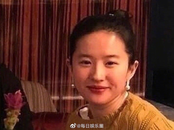 1 tấm ảnh không son phấn khi cách ly của Lưu Diệc Phi đạt 90 vạn like - 5