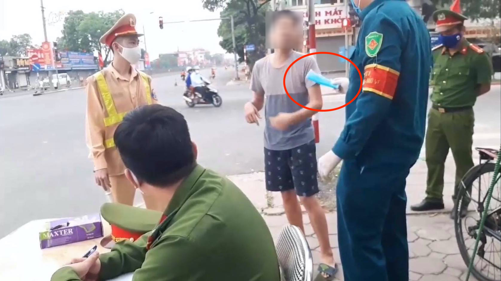 Phạt người đi xe đạp không đeo khẩu trang còn đổ lỗi cho cán bộ phòng dịch COVID-19 - 3