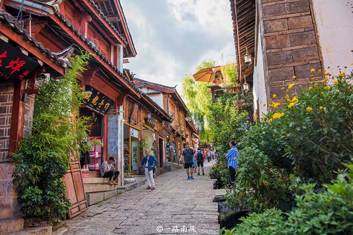 Thành phố "lười biếng" nhất Vân Nam, cảnh đẹp miễn chê mà người thì trái ngược - 6