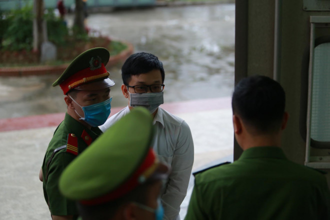 Ông Nguyễn Bắc Son đeo khẩu trang phòng Covid-19, rời xe đặc chủng vào toà phúc thẩm - 3