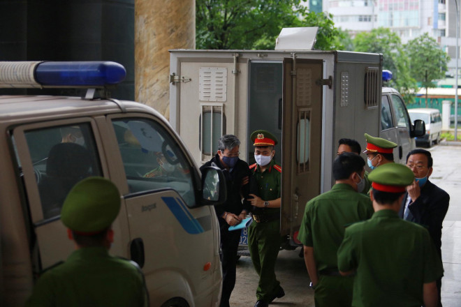 Ông Nguyễn Bắc Son đeo khẩu trang phòng Covid-19, rời xe đặc chủng vào toà phúc thẩm - 2