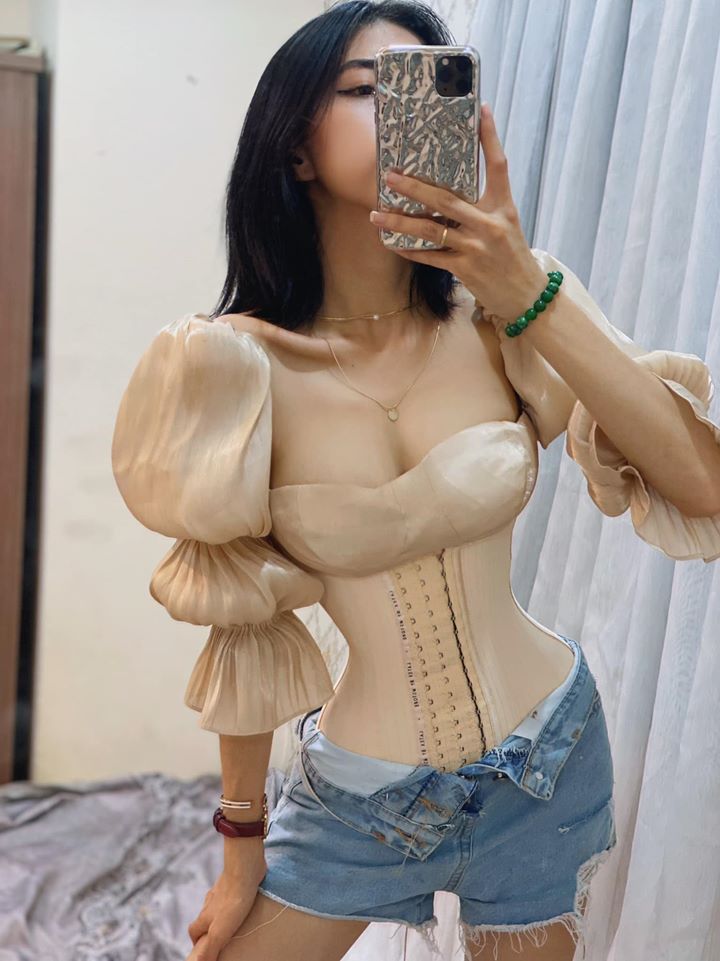 Cô gái Sài thành sở hữu vòng eo bé kỳ lạ chỉ 52cm bị nghi cắt xương sườn - 2