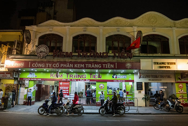 Người dân Hà Nội đổ xô đi ăn kem Tràng Tiền trong đêm đầu tiên nới lỏng giãn cách xã hội - 1