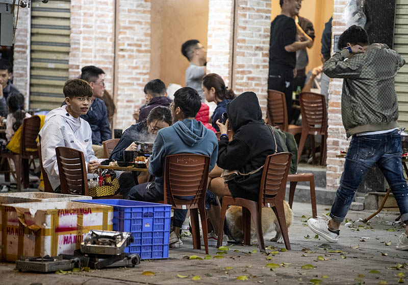 Quán ăn đêm ở HN mở cửa trở lại, thực khách kéo tới ngồi san sát - 3