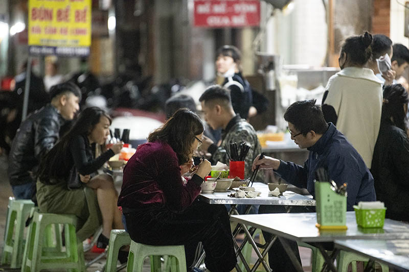 Quán ăn đêm ở HN mở cửa trở lại, thực khách kéo tới ngồi san sát - 5