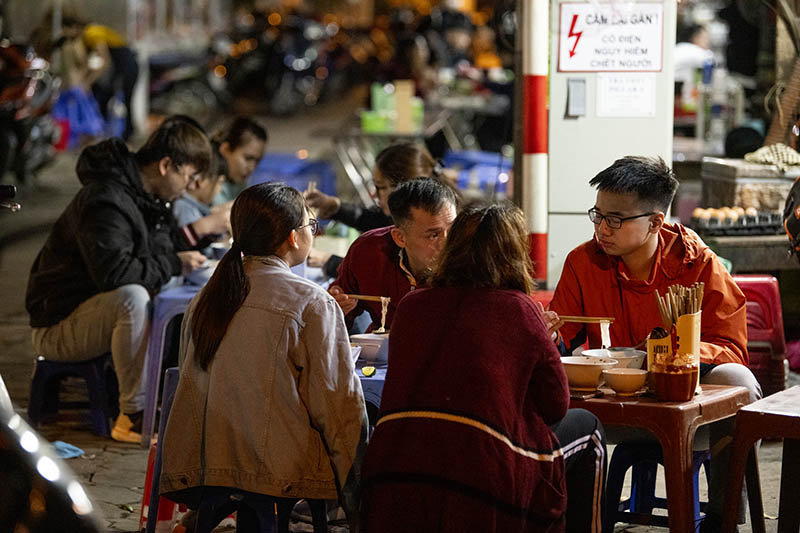 Quán ăn đêm ở HN mở cửa trở lại, thực khách kéo tới ngồi san sát - 6