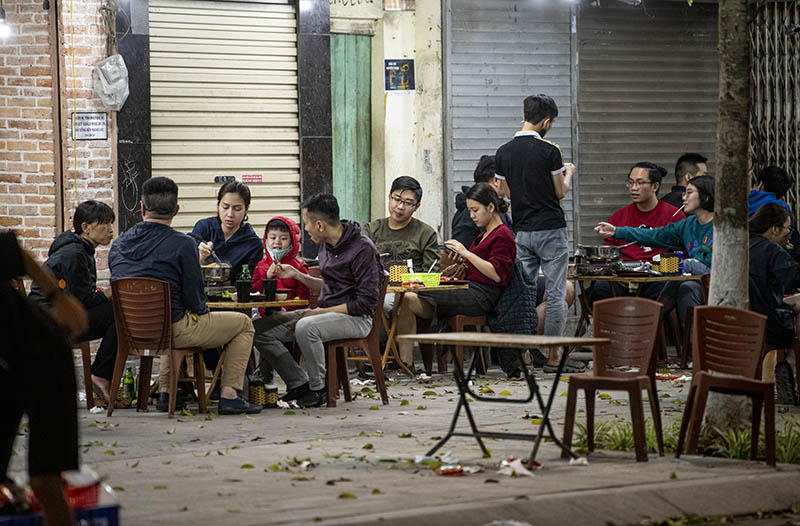 Quán ăn đêm ở HN mở cửa trở lại, thực khách kéo tới ngồi san sát - 8