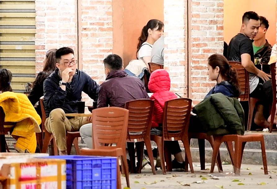 Quán ăn đêm ở HN mở cửa trở lại, thực khách kéo tới ngồi san sát - 10