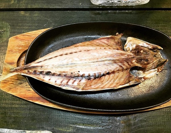 Kusaya có nguồn gốc ở đảo Izu, Nhật Bản. Để làm món ăn này, người ta dùng cá thu hoặc cá chuồn.