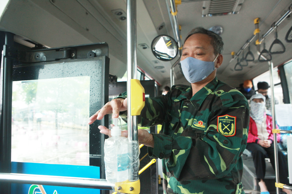 Xe buýt Hà Nội xếp ghế ngồi "đặc biệt" chống dịch Covid-19 - 5