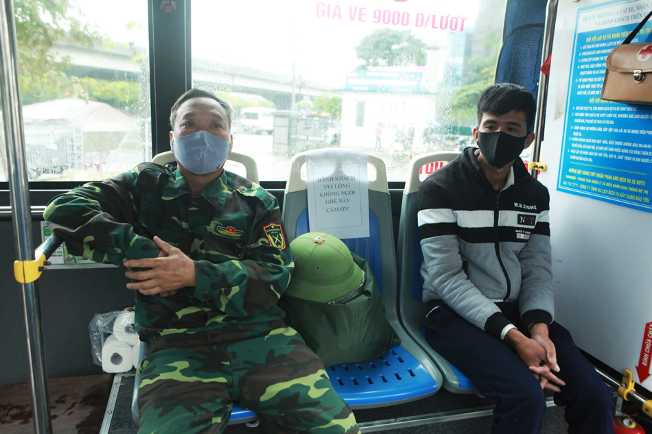 Xe buýt Hà Nội xếp ghế ngồi "đặc biệt" chống dịch Covid-19 - 6