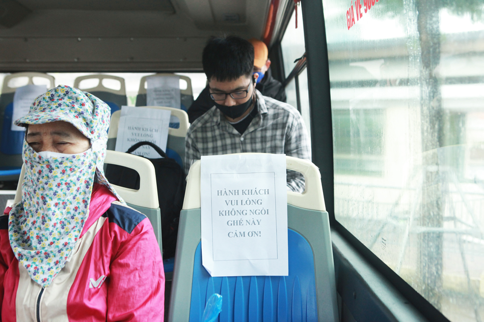 Xe buýt Hà Nội xếp ghế ngồi "đặc biệt" chống dịch Covid-19 - 7