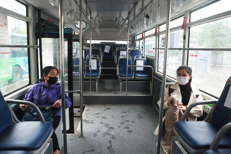 Xe buýt Hà Nội xếp ghế ngồi "đặc biệt" chống dịch Covid-19 - 8