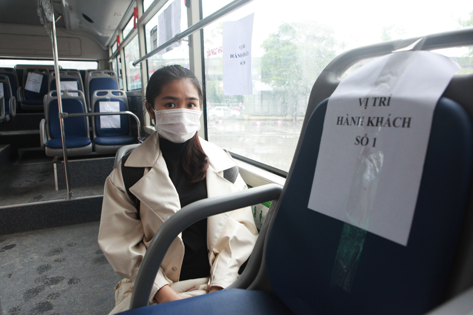 Xe buýt Hà Nội xếp ghế ngồi "đặc biệt" chống dịch Covid-19 - 9
