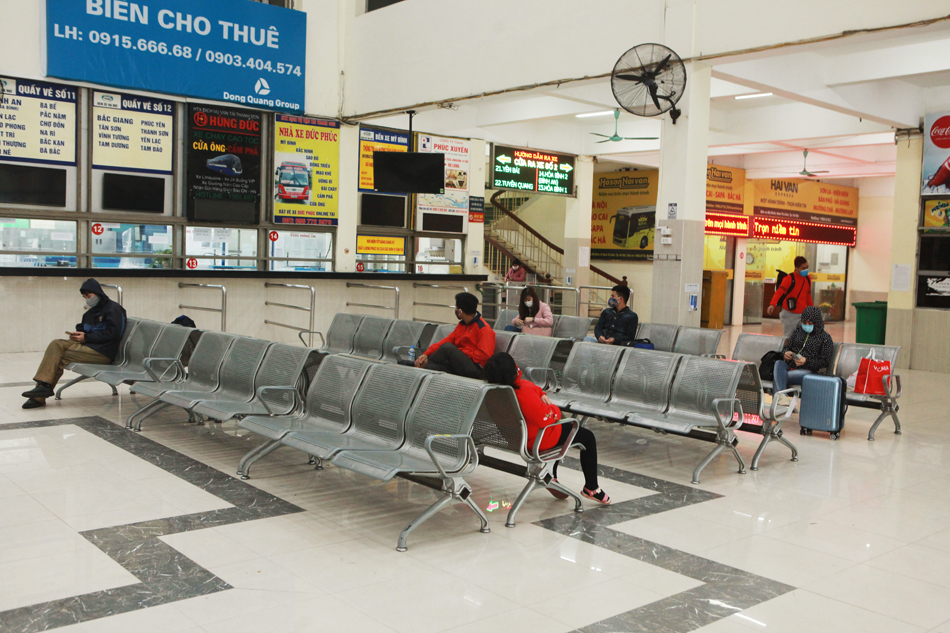 Xe buýt Hà Nội xếp ghế ngồi "đặc biệt" chống dịch Covid-19 - 11