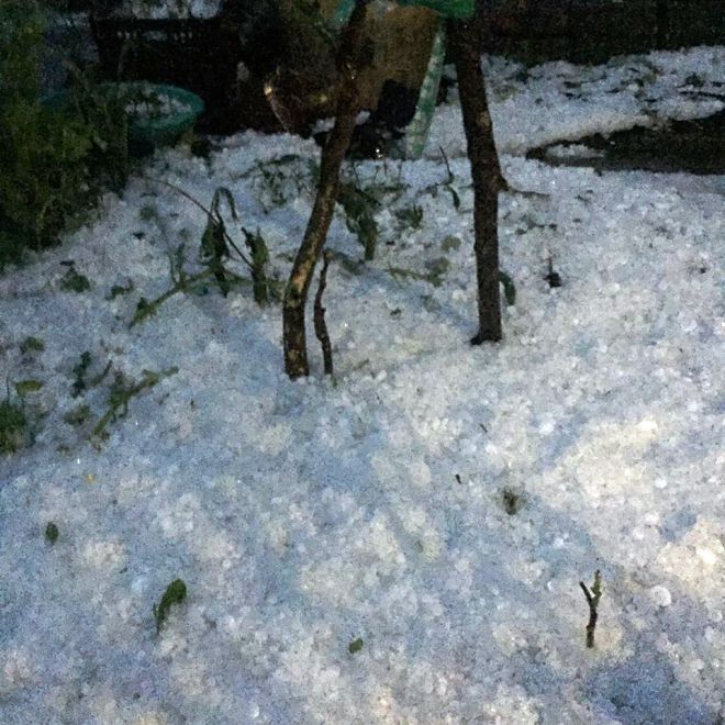 Những hình ảnh khủng khiếp do mưa đá, cuồng phong gây ra ở miền Bắc - 11