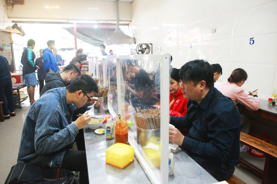 Hà Nội: Quán phở, quán cơm làm vách ngăn phòng dịch Covid-19 - 5