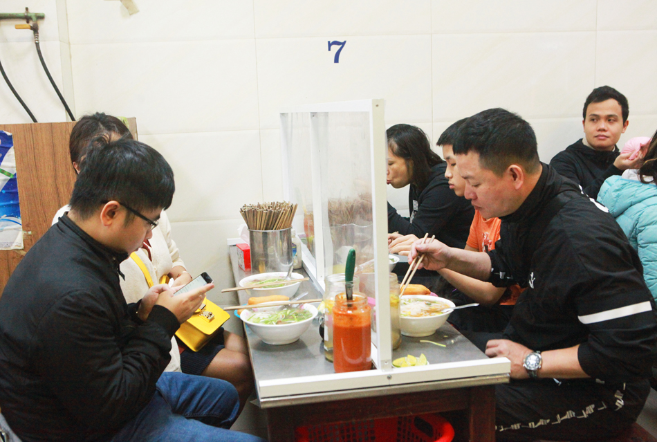 Hà Nội: Quán phở, quán cơm làm vách ngăn phòng dịch Covid-19 - 6