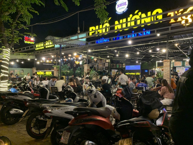 Quán nhậu Sài Gòn đông nghịt người kề vai san sát, vô tư "chém gió" - 2