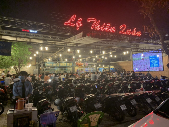 Quán nhậu Sài Gòn đông nghịt người kề vai san sát, vô tư "chém gió" - 1