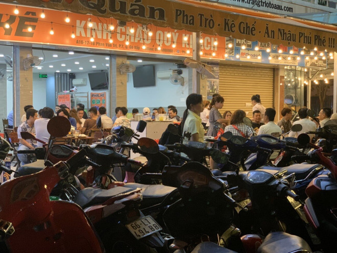 Quán nhậu Sài Gòn đông nghịt người kề vai san sát, vô tư "chém gió" - 3