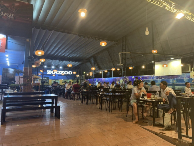 Quán nhậu Sài Gòn đông nghịt người kề vai san sát, vô tư "chém gió" - 4