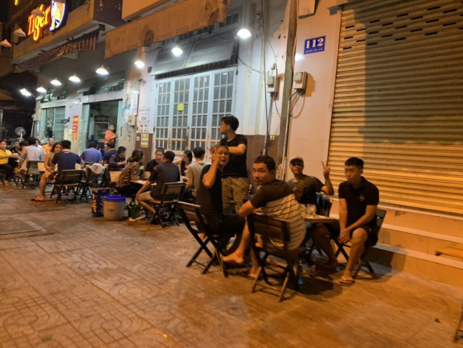 Quán nhậu Sài Gòn đông nghịt người kề vai san sát, vô tư "chém gió" - 5