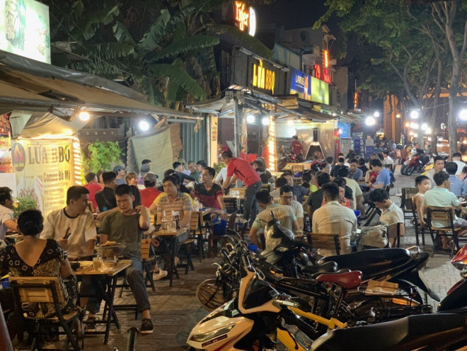 Quán nhậu Sài Gòn đông nghịt người kề vai san sát, vô tư "chém gió" - 6