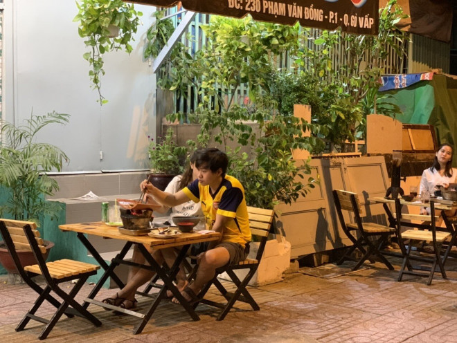 Quán nhậu Sài Gòn đông nghịt người kề vai san sát, vô tư "chém gió" - 7