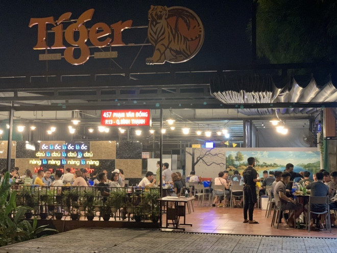 Quán nhậu Sài Gòn đông nghịt người kề vai san sát, vô tư "chém gió" - 8