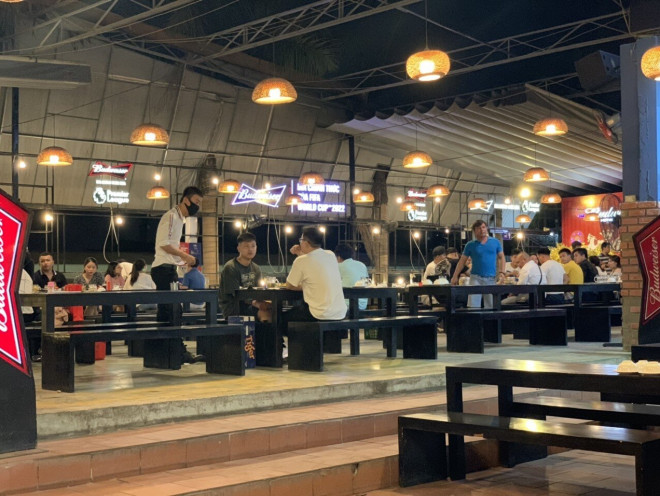 Quán nhậu Sài Gòn đông nghịt người kề vai san sát, vô tư "chém gió" - 9