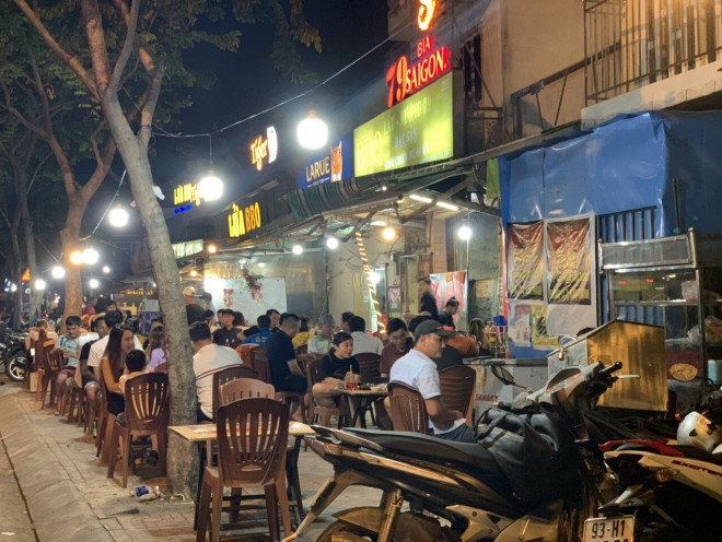 Quán nhậu Sài Gòn đông nghịt người kề vai san sát, vô tư "chém gió" - 11