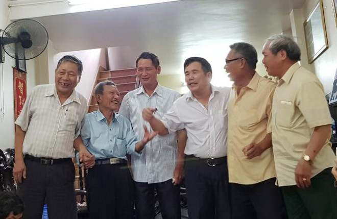 Người phất cờ giải phóng tại Dinh Độc Lập - 2