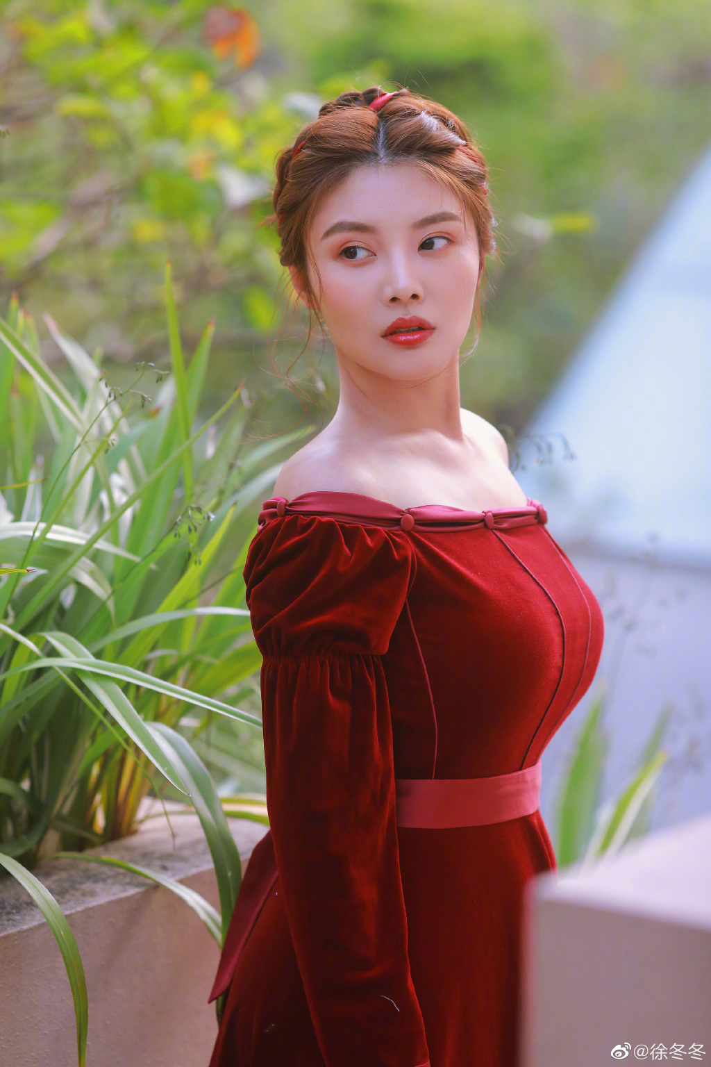 "Tiểu Long Nữ gợi cảm nhất màn ảnh" khoe... nách để phủ nhận nâng vòng 1 - 2