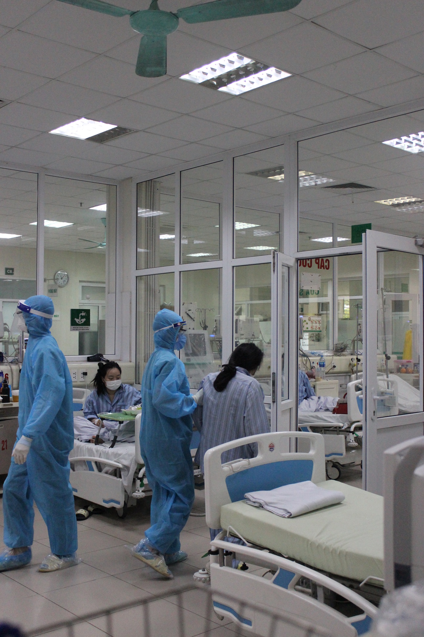 Thông tin mới về sức khỏe 3 bệnh nhân mắc COVID-19 nặng nhất Việt Nam - 1