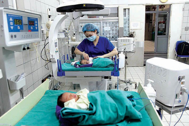 Những chuyện cảm động ít biết nơi tuyến đầu chống dịch - 2