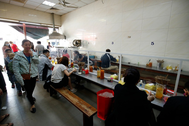 Độc đáo vách ngăn phòng, chống dịch COVID-19 ở các quán ăn Hà Nội - 2