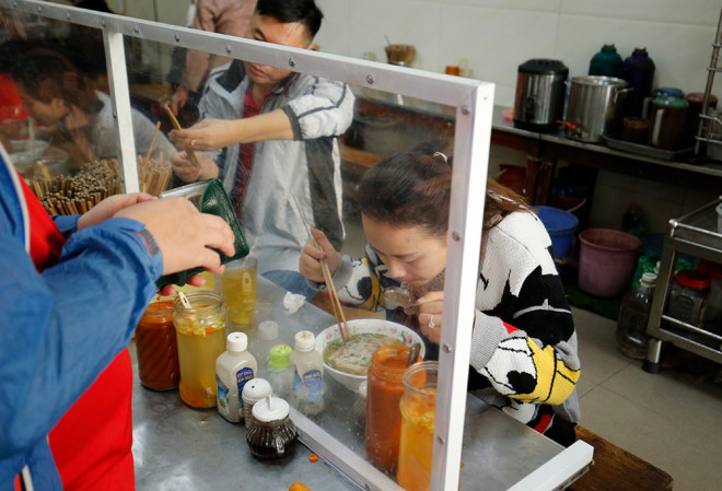 Độc đáo vách ngăn phòng, chống dịch COVID-19 ở các quán ăn Hà Nội - 3