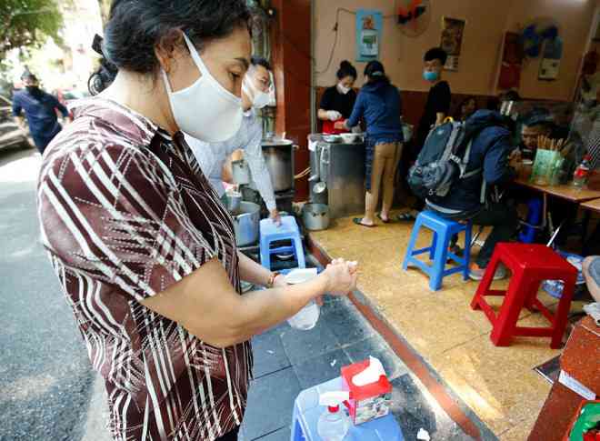 Độc đáo vách ngăn phòng, chống dịch COVID-19 ở các quán ăn Hà Nội - 5