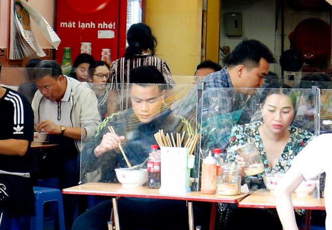 Độc đáo vách ngăn phòng, chống dịch COVID-19 ở các quán ăn Hà Nội - 7