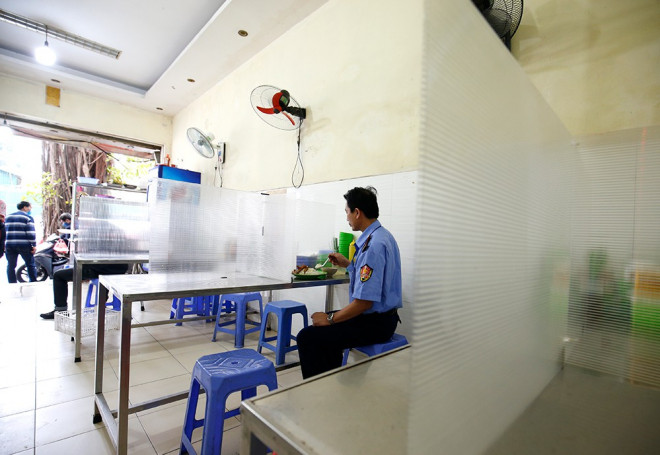 Độc đáo vách ngăn phòng, chống dịch COVID-19 ở các quán ăn Hà Nội - 8
