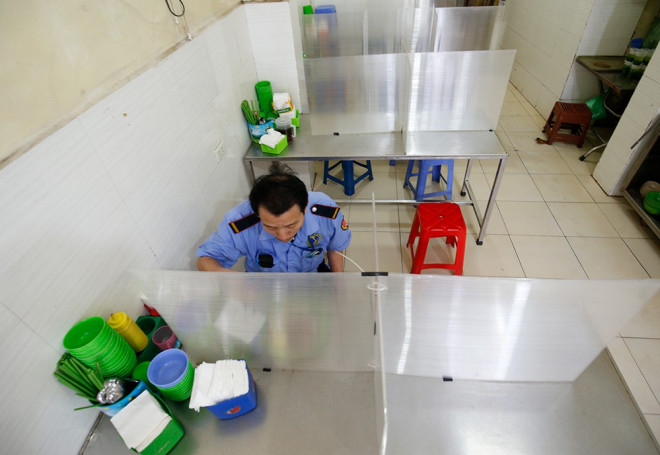 Độc đáo vách ngăn phòng, chống dịch COVID-19 ở các quán ăn Hà Nội - 10