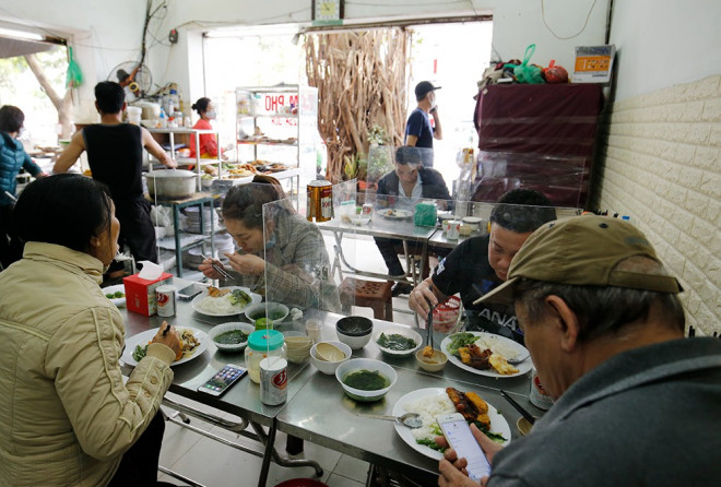 Độc đáo vách ngăn phòng, chống dịch COVID-19 ở các quán ăn Hà Nội - 13