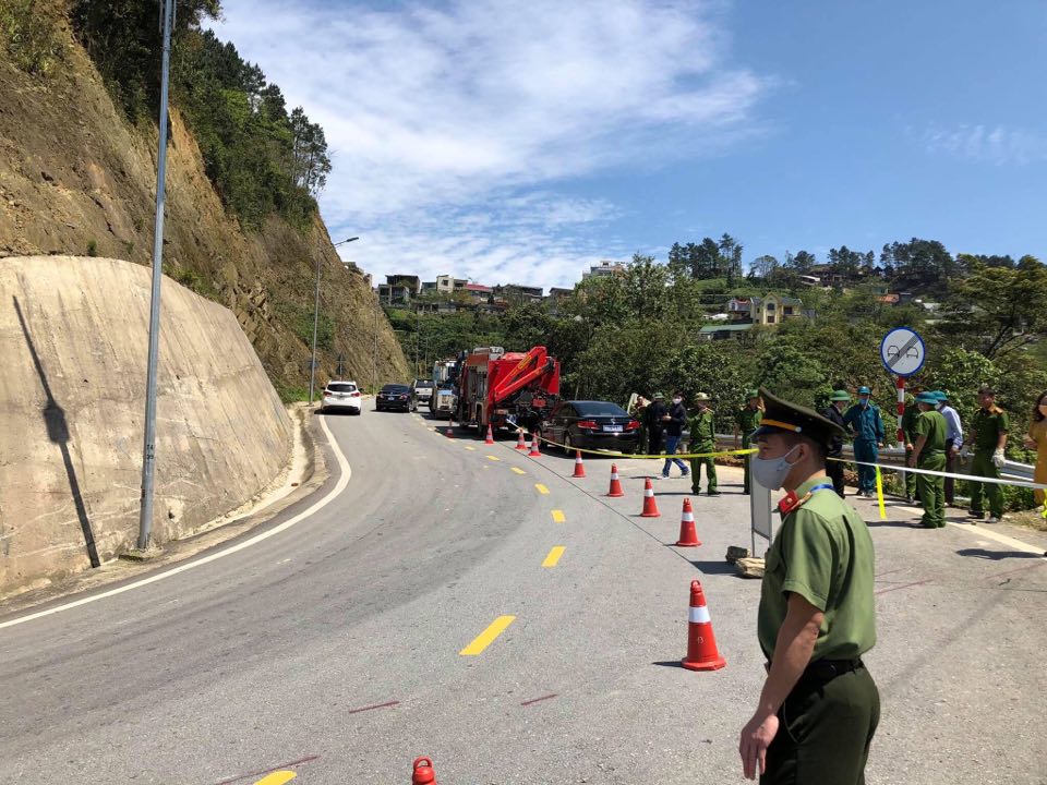 Lạnh người trước hiện trường vụ ô tô rơi xuống vực ở Tam Đảo, 4 người tử vong - 3